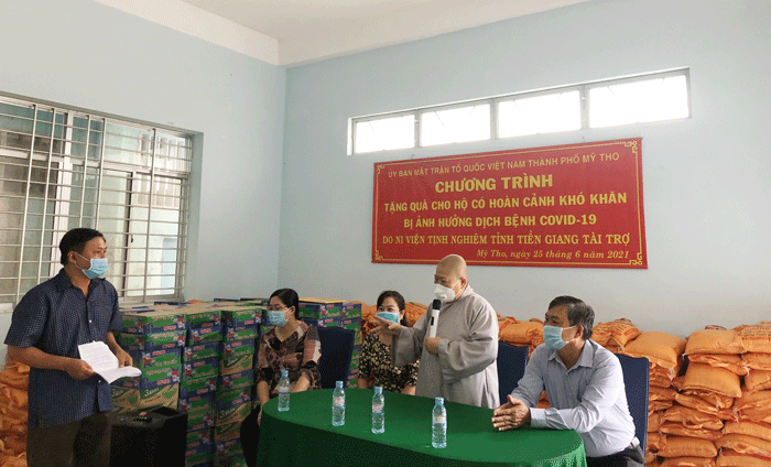 Ni trưởng Thích nữ Tịnh Nghiêm động viên, chia sẻ với bà con khó khăn