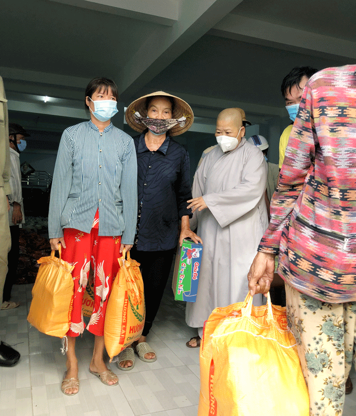 Ni trưởng Thích nữ Tịnh Nghiêm trao quà đến người dân khó khăn bởi dịch Covid-19