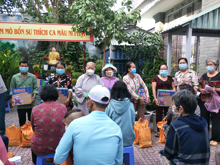 Ni trưởng Thích nữ Tịnh Nghiêm trao quà chia sẻ khó khăn với nhiều gia đình Ni trưởng Thích nữ Tịnh Nghiêm trao quà chia sẻ khó khăn với nhiều gia đình