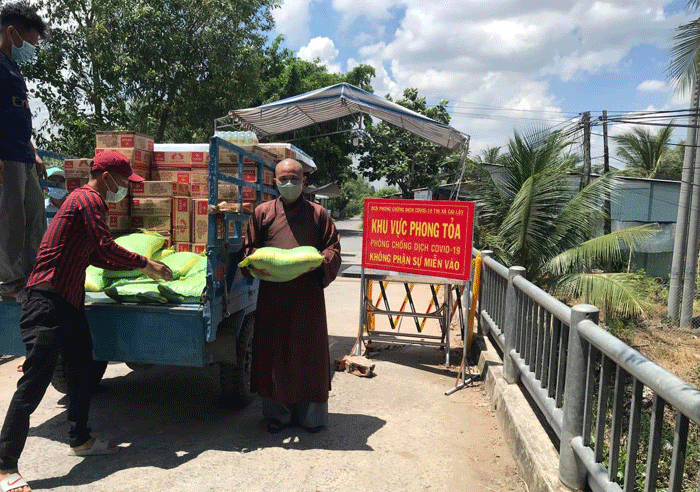 Đại đức Thích Minh Thiền, trụ trì chùa Long Thành hỗ trợ các gia đình bị phong tỏa Đại đức Thích Minh Thiền, trụ trì chùa Long Thành hỗ trợ các gia đình bị phong tỏa