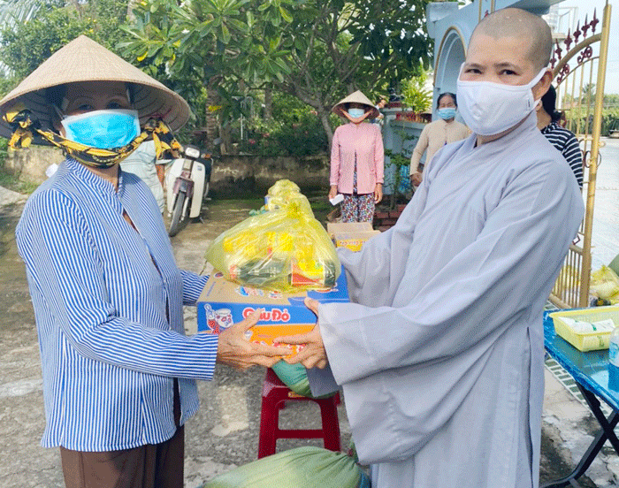 Sư cô Thích nữ Ngọc Hạnh trao quà đến những gia đình khó khăn tại địa phương Sư cô Thích nữ Ngọc Hạnh trao quà đến những gia đình khó khăn tại địa phương