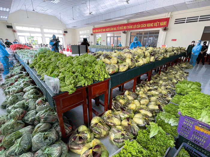 Quà, rau củ quả được tập kết tặng đến những gia đình khó khăn