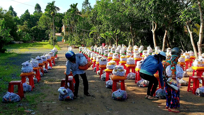 Những gia đình khó khăn nhận quà tuân thủ 5K