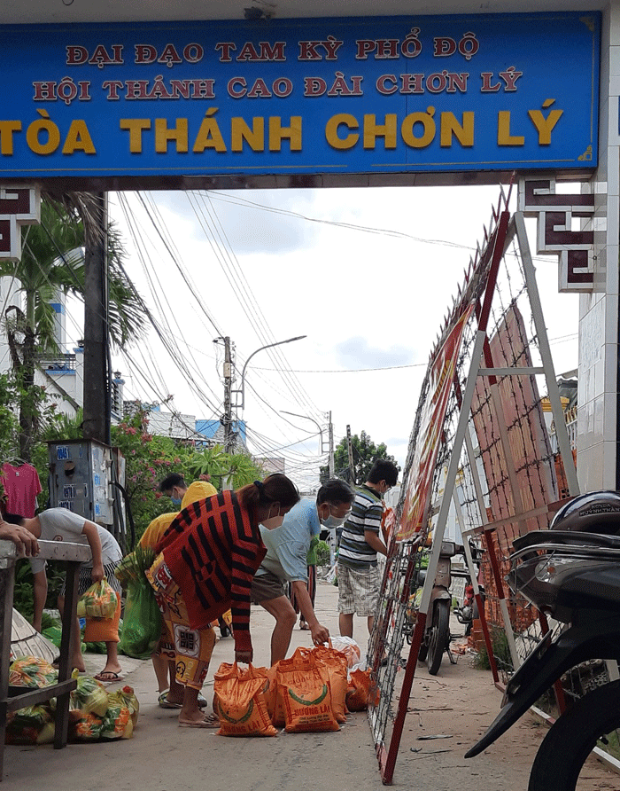 Trao quà đến người dân trong khu phong tỏa, cách ly y tế