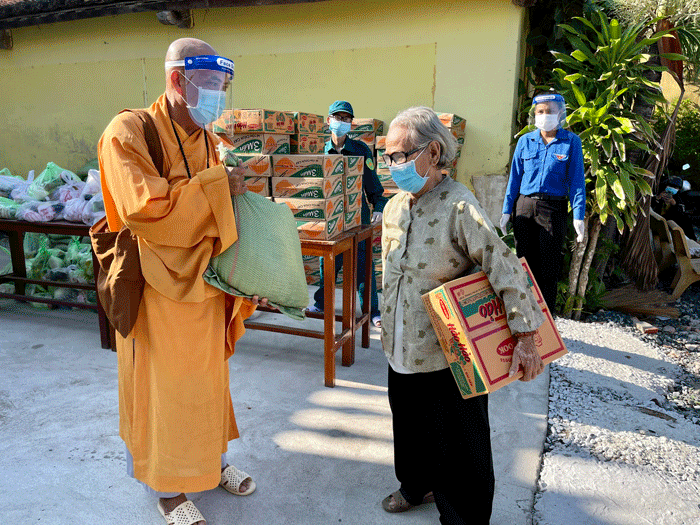 Chia sẻ khó khăn với người dân trong thời gian giãn cách xã hội