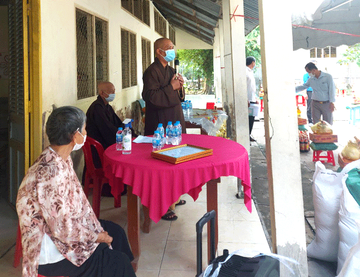 Chư Tăng chùa Long Tường động viên bà con vượt qua khó khăn Chư Tăng chùa Long Tường động viên bà con vượt qua khó khăn