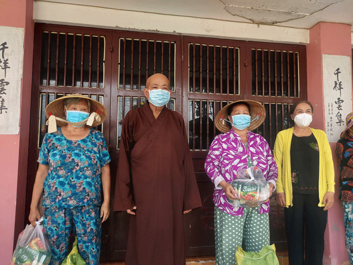 Hòa thượng Thích Quảng Thới tặng 100 phần quà đến người dân