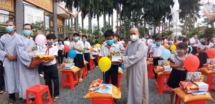Ni sư Thích Nữ Huệ Ánh trao quà cho học sinh khó khăn