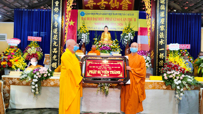 Hòa thượng Thích Huệ Minh trao khánh vàng biểu dương