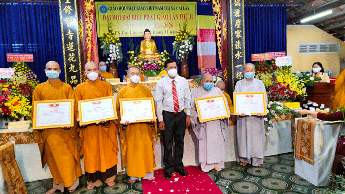 Chư tôn đức nhận Bằng khen của UBND thị xã Cai Lậy