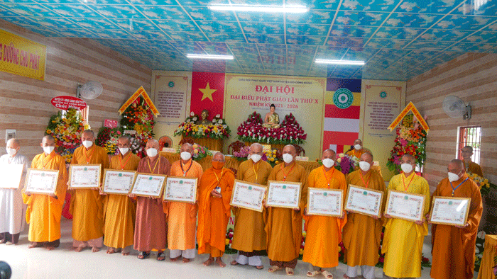 Chư tôn đức nhận Bằng tuyên dương công đức của Ban Thường trực Ban Trị sự GHPGVN tỉnh Tiền Giang Chư tôn đức nhận Bằng tuyên dương công đức của Ban Thường trực Ban Trị sự GHPGVN tỉnh Tiền Giang