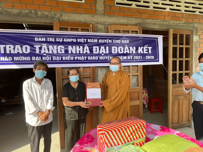 Trao quà chúc mừng đến gia đình