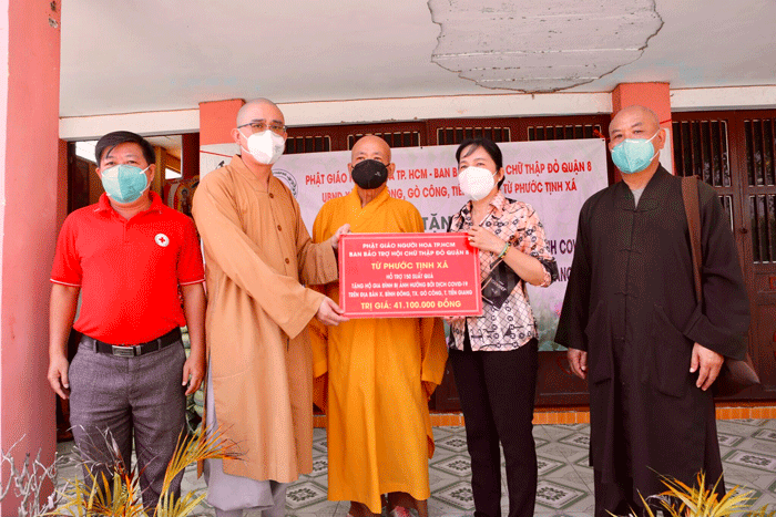 Ban Đại diện Phật giáo người Hoa tại TP.HCM, Ban Bảo trợ Hội Chữ thập đỏ quận 8, cùng tịnh xá Từ Phước trao quà