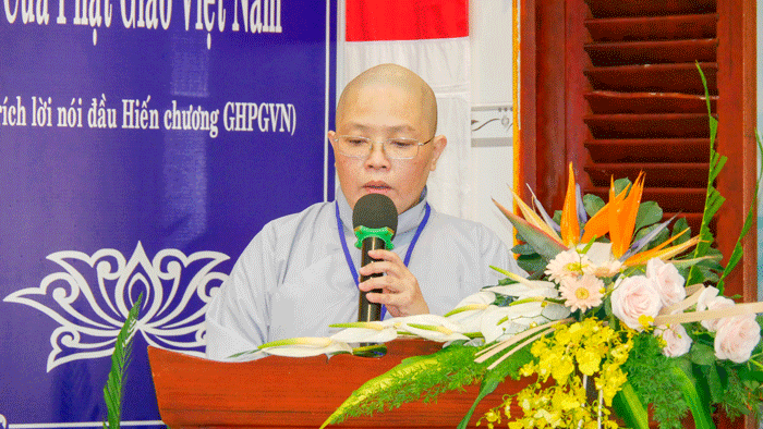 Sư cô Thích nữ Diệu Nhựt báo cáo tổng kết hoạt động Phật sự trong nhiệm kỳ qua