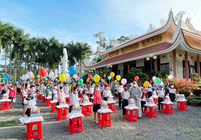 Ni sư Thích nữ Huệ Ánh, trụ trì chùa Trường Phước tặng quà cho học sinh
