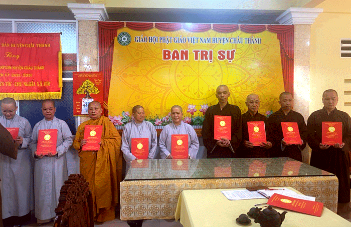 Thành viên Ban Trị sự huyện Châu Thành nhận quyết định