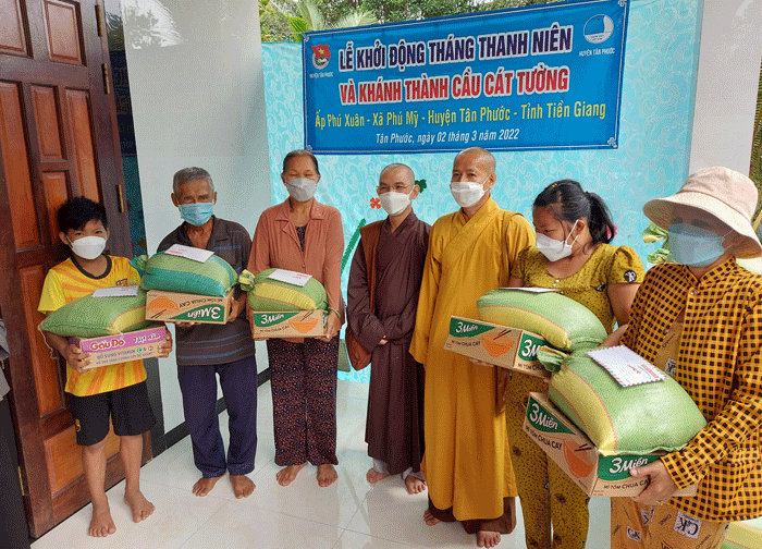 Trao 50 phần quà đến bà con khó khăn