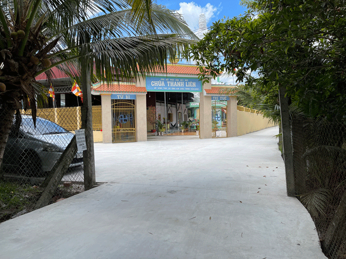Đoạn đường bê-tông vào chùa Thanh Liên (ấp Vĩnh Thới, xã Vĩnh Kim) chiều dài 210 m