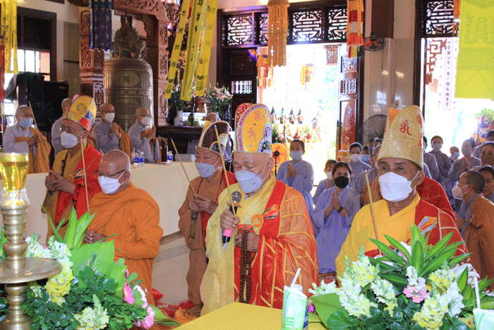 Chư tôn đức niêm hương tưởng niệm Tổ sư khai sơn chùa Hội Phước