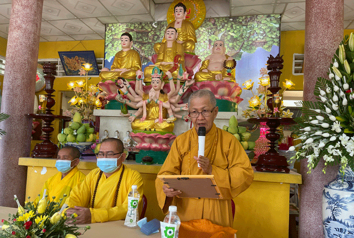 Đại đức Thích Huệ Thành, Phó Thường trực Ban Trị sự GHPGVN huyện Chợ Gạo đọc quyết định