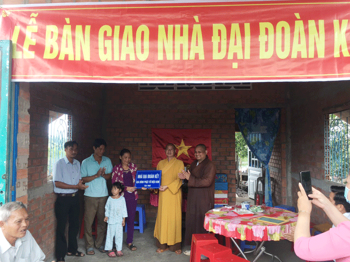 Bàn giao nhà Đại đoàn kết đến gia đình bà Lập