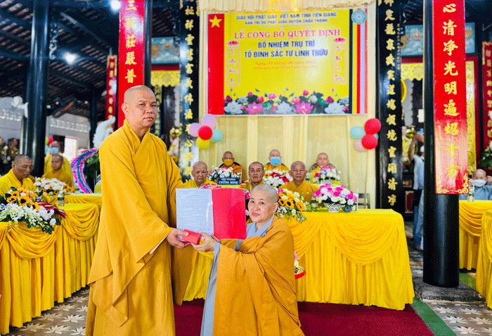 Thượng tọa Thích Trung Chánh trao quyết định và khuôn dấu tổ đình cho Ni sư tân trụ trì