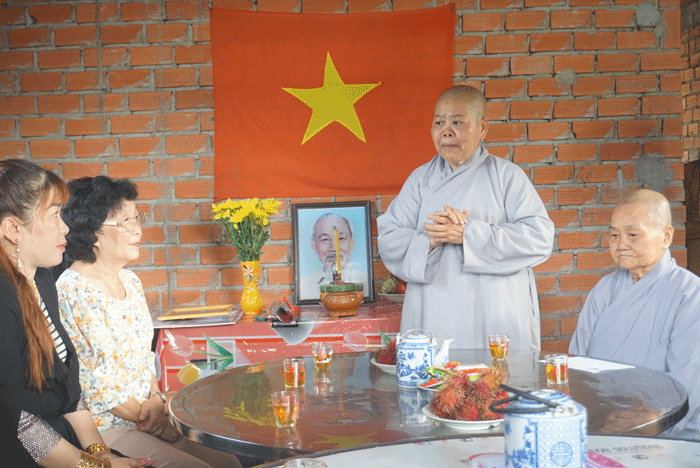 Ni trưởng Thích nữ Tịnh Nghiêm phát biểu tại lễ bàn giao nhà