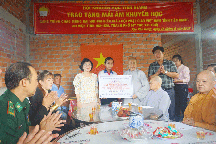 Ni trưởng Thích nữ Tịnh Nghiêm bàn giao nhà đến em Kim Ngân