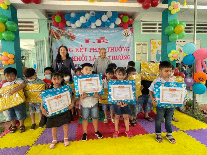 Chùa Phước Long tặng quà cho học sinh mầm non Chùa Phước Long tặng quà cho học sinh mầm non