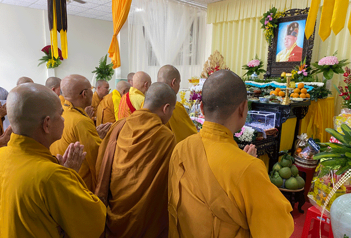 Trước Giác Linh đường cố Hòa thượng, chư tôn đức đã thành kính thắp hương tưởng niệm