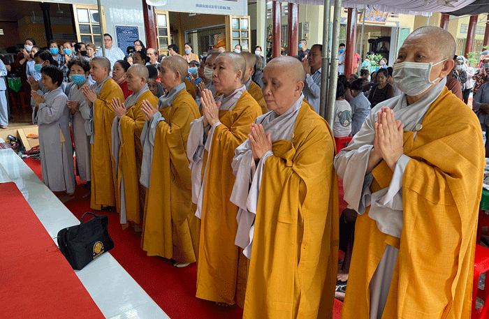 Chư Ni thành kính tưởng niệm