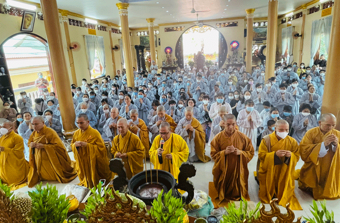 Chư tôn đức niêm hương Tam bảo