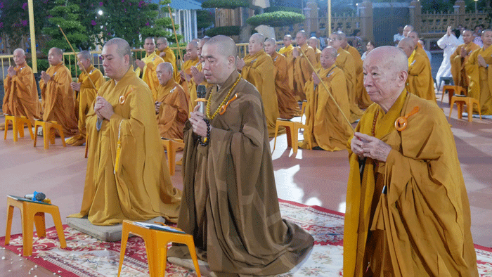 Chư tôn đức niêm hương cầu nguyện