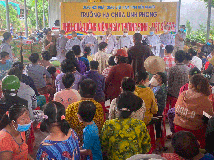 Chùa Linh Phong trao quà đến bà con khó khăn