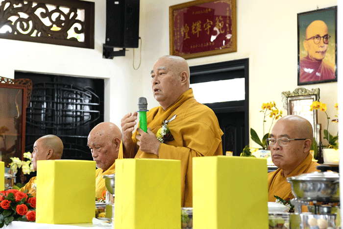 Hòa thượng Thích Huệ Minh ban đạo từ