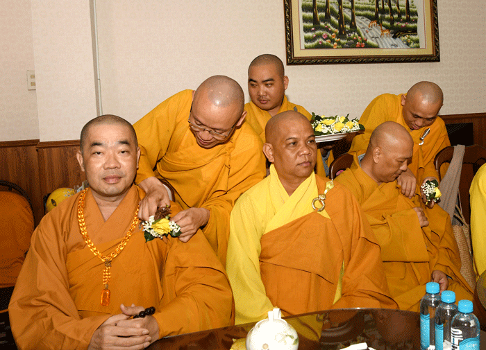 Cài hoa hồng Vu lan đến chư tôn đức