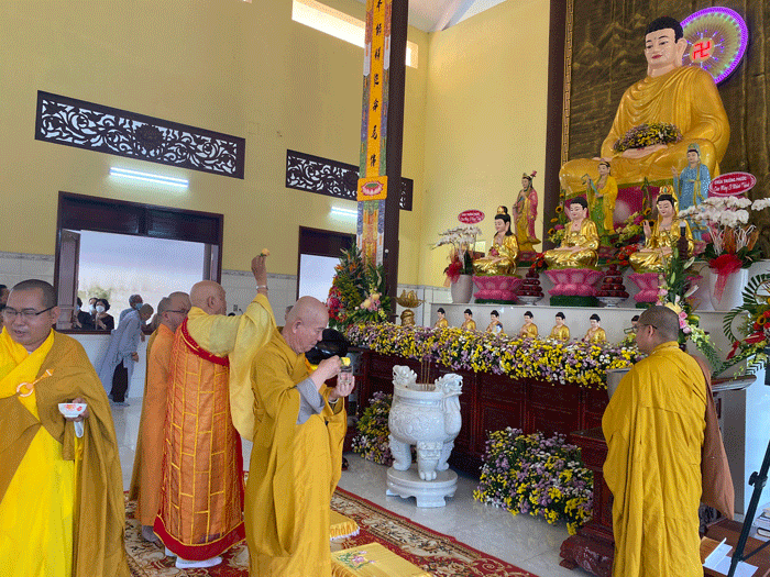 Lễ sái tịnh tại chánh điện chùa Từ Phong Lễ sái tịnh tại chánh điện chùa Từ Phong