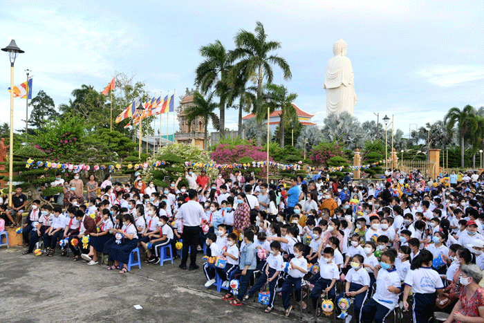 Các em học sinh tham gia đêm hội Tết Trung thu