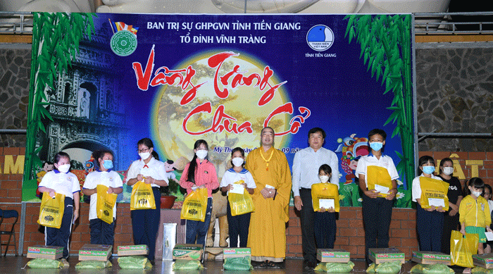 Thượng tọa Thích Quảng Lộc trao quà đến các em học sinh