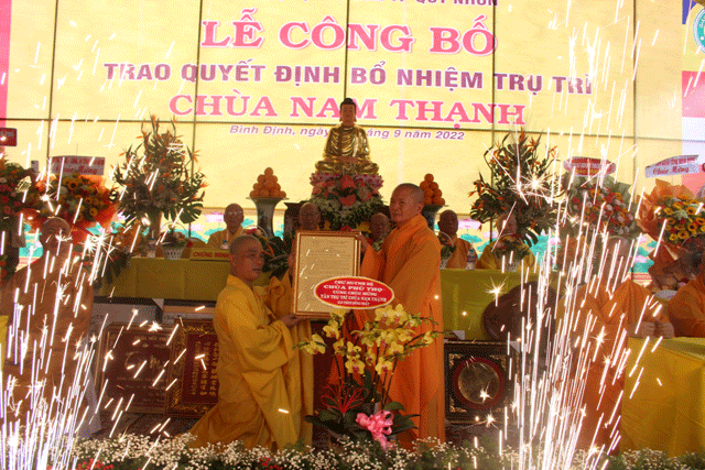 Hòa thượng Thích Đồng Quả trao quyết định bổ nhiệm đến Đại đức Thích Đồng Nhất