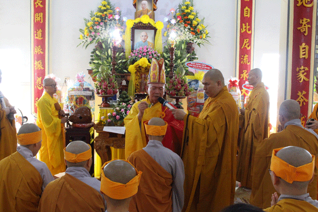 Hòa thượng Thích Đồng Quả cử hành nghi thức xả tang cho môn đồ hiếu quyến