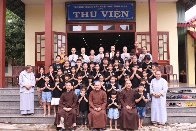 Chư tôn đức Ban Giám hiệu Trường Trung cấp Phật học Bình Định Chư tôn đức Ban Giám hiệu Trường Trung cấp Phật học Bình Định