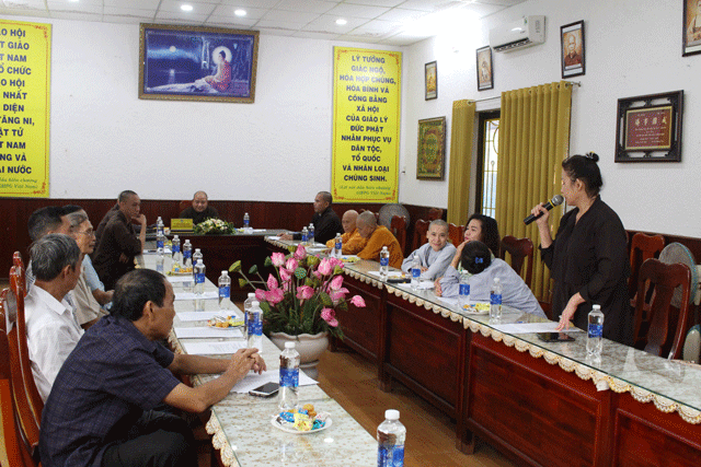 Phật tử thành viên Ban Kinh tế - Tài chính đóng góp ý kiến Phật tử thành viên Ban Kinh tế - Tài chính đóng góp ý kiến