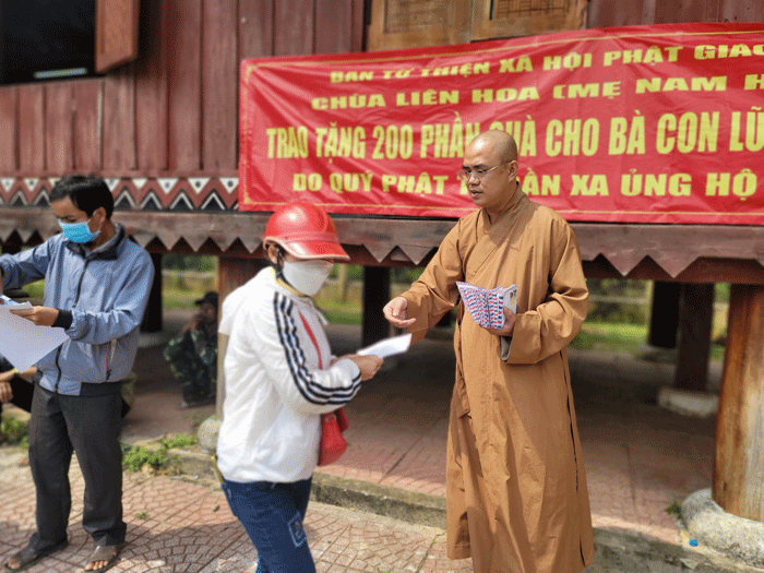 Đại đức Thích Minh Phước thay mặt đoàn thăm hỏi, trao 400 phần quà đến đồng bào tỉnh Quảng Ngãi bị ảnh hưởng mưa bão Đại đức Thích Minh Phước thay mặt đoàn thăm hỏi, trao 400 phần quà đến đồng bào tỉnh Quảng Ngãi bị ảnh hưởng mưa bão