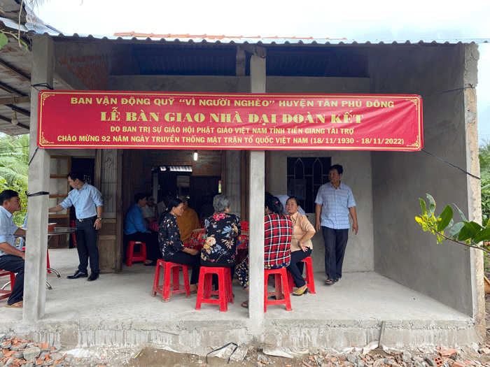 Bà con địa phường đến chúc mừng nhà mới