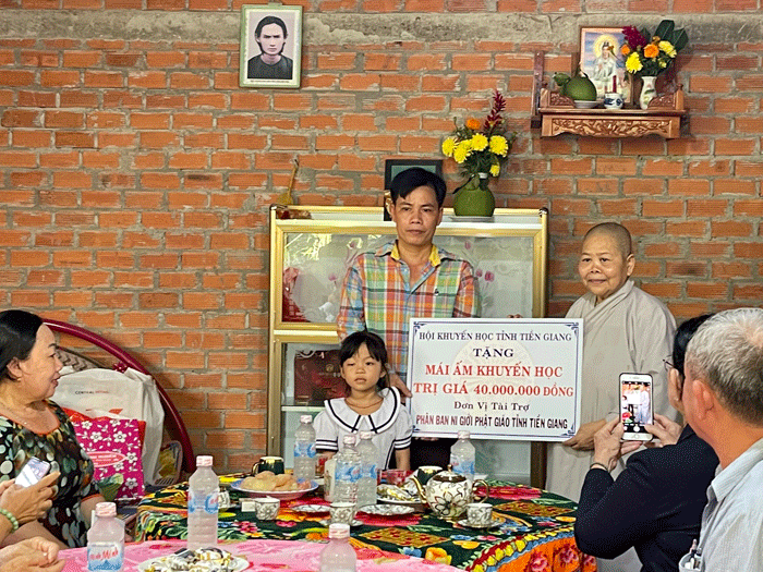 Ni trưởng Thích nữ Tịnh Nghiêm bàn giao nhà đến gia đình cháu Phương Uyên