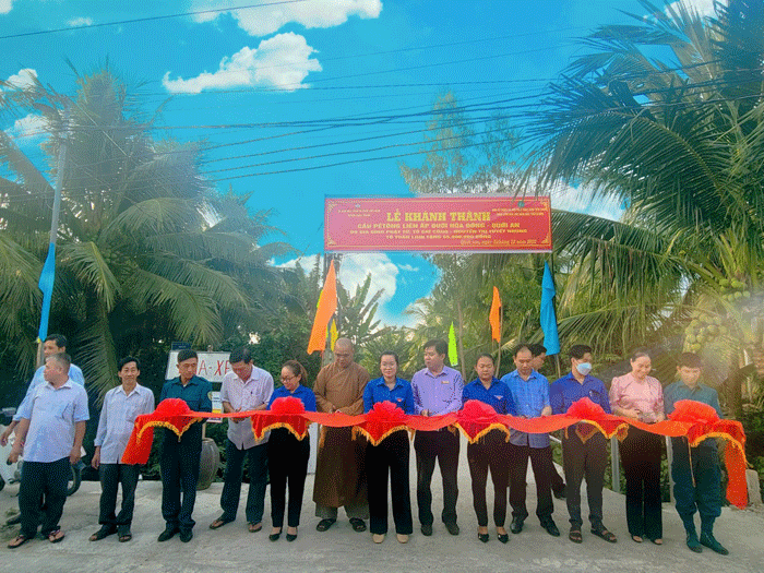 Cắt băng khánh thành cầu nông thôn Cắt băng khánh thành cầu nông thôn