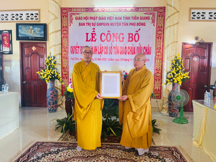 Thượng tọa Thích Quảng Lộc trao quyết định đến Hòa thượng Thích Thiện Nhẫn