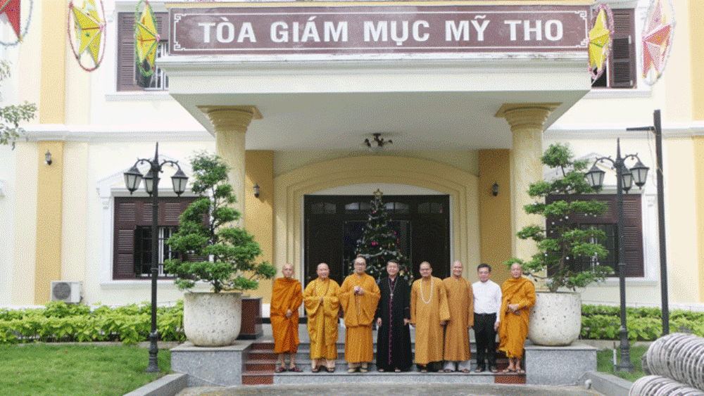 Chụp ảnh lưu niệm tại Tòa Giám mục Mỹ Tho nhân Giáng sinh năm 2022