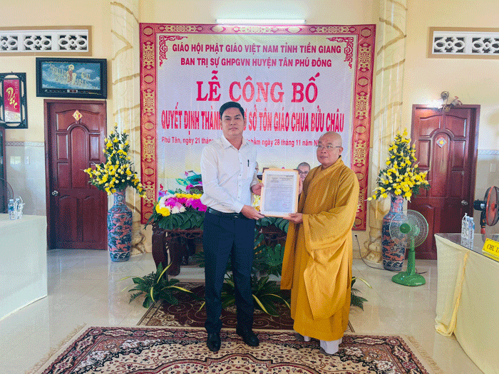 Ông Dương Văn Hoàng đã trao quyết định đến Hòa thượng Thích Thiện Nhẫn, Trưởng ban Trị sự GHPGVN huyện Tân Phú Đông